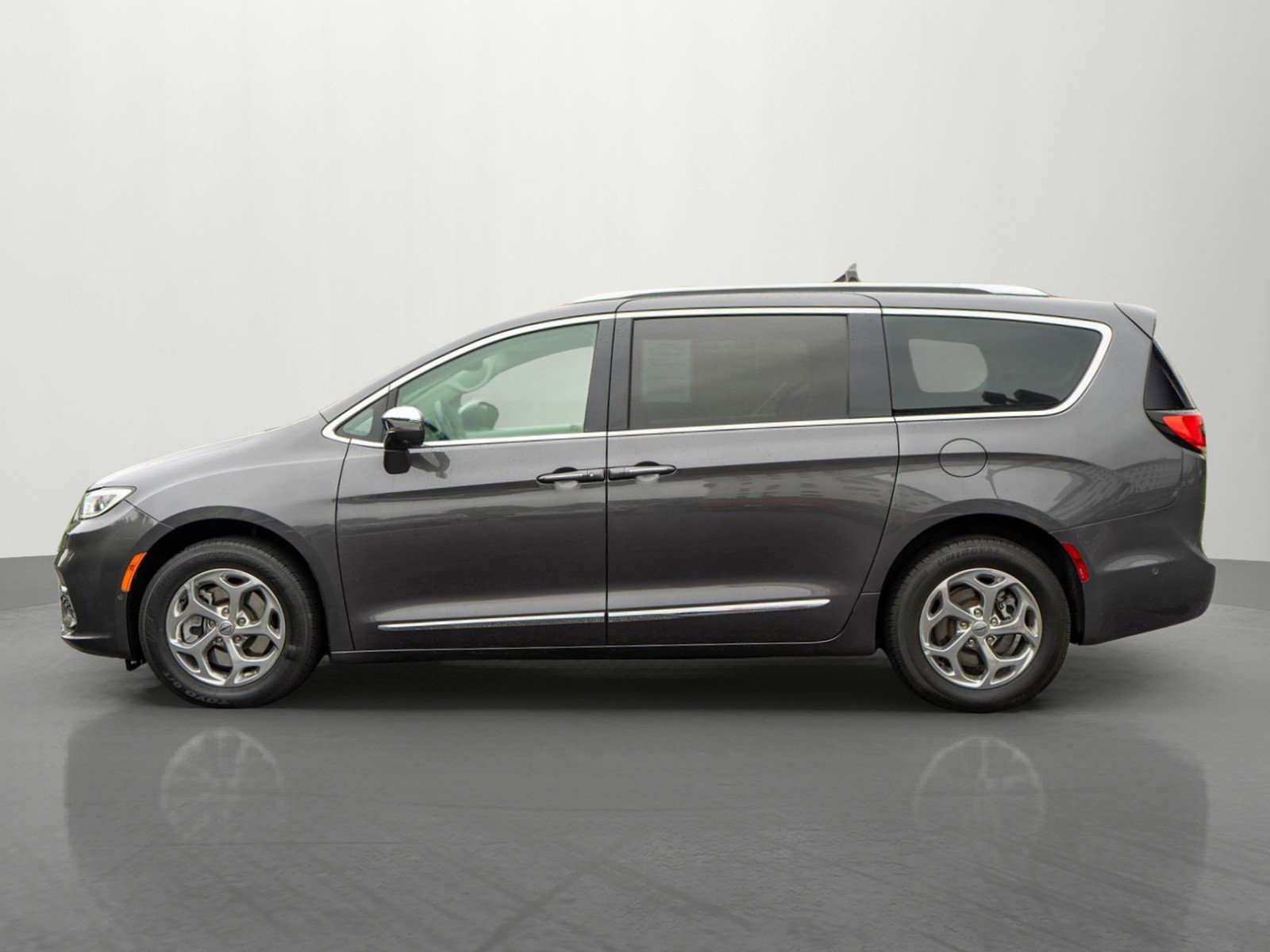 Used 2021 Chrysler Pacifica Limited w/ Premium & Safety Sphere Group AWD/4WD image 4