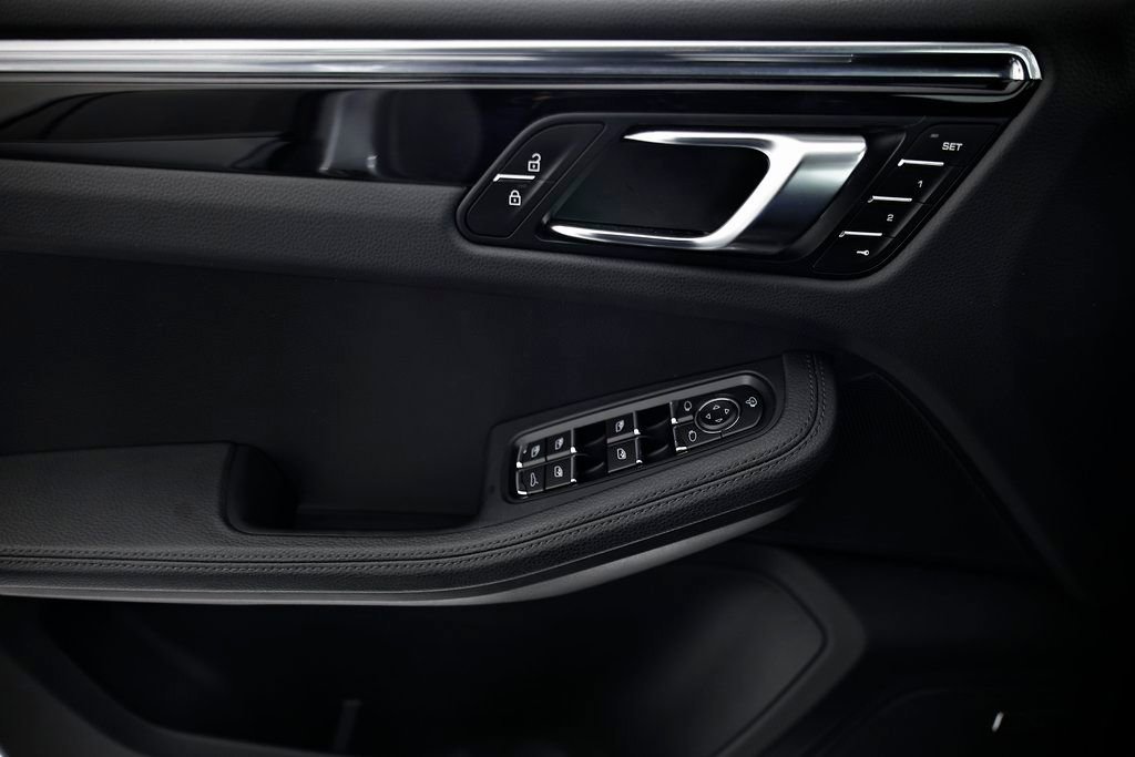 Certified 2025 Porsche Macan image 19