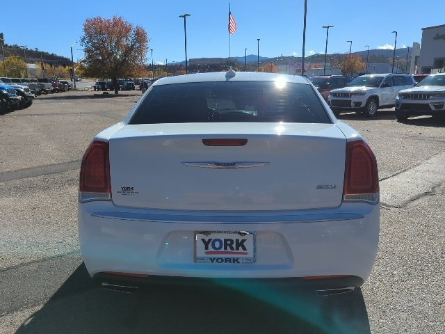 Used 2018 Chrysler 300 Touring w/ Chrome Appearance Package image 5