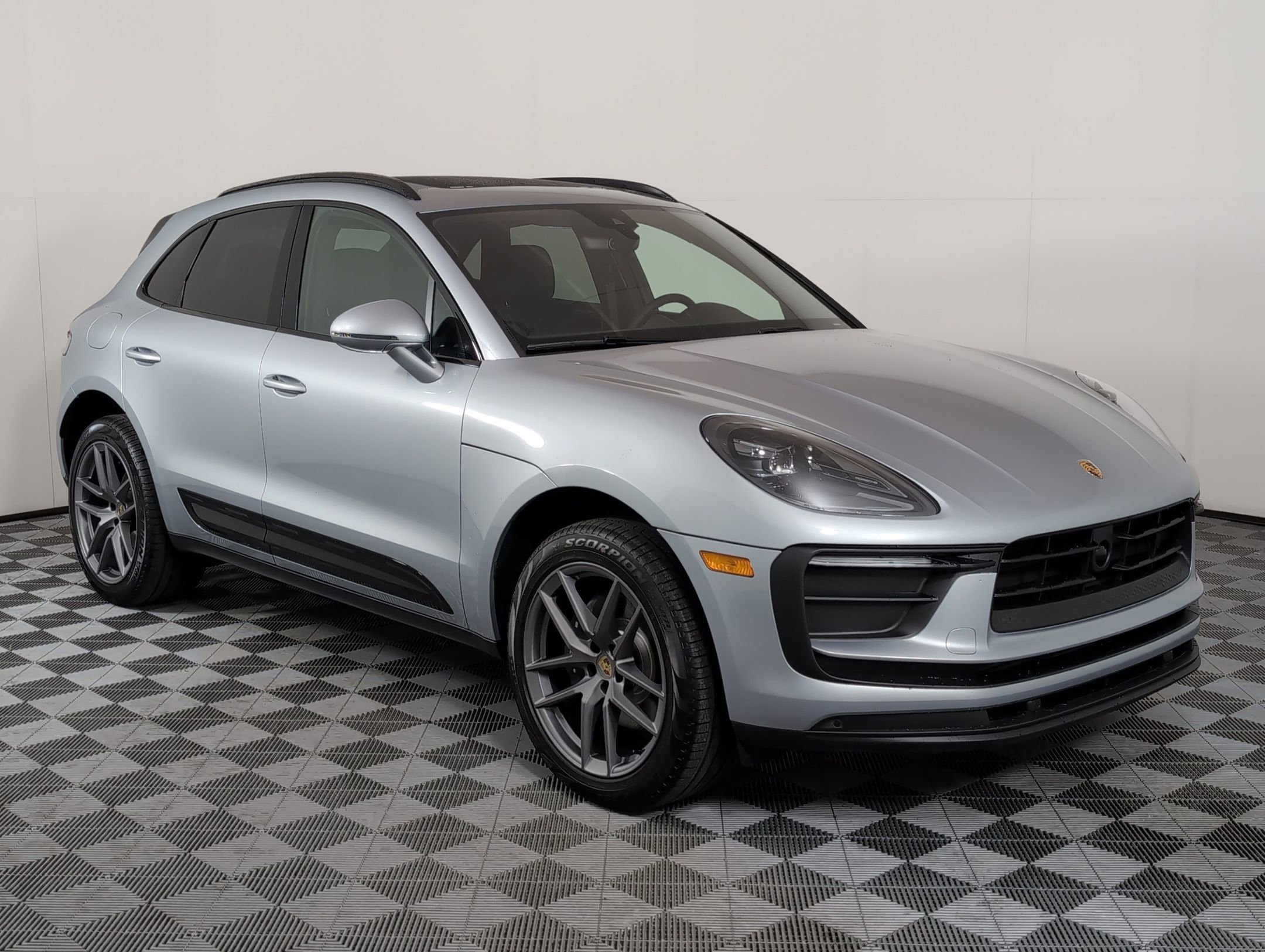 Certified 2025 Porsche Macan image 10