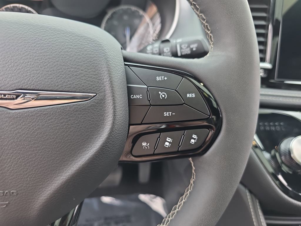 Used 2025 Chrysler Pacifica Limited image 19