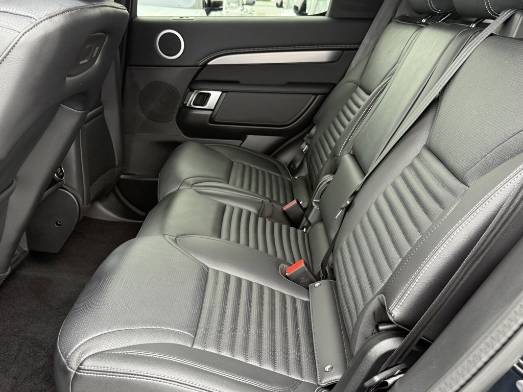 New 2025 Land Rover Discovery Dynamic SE image 24