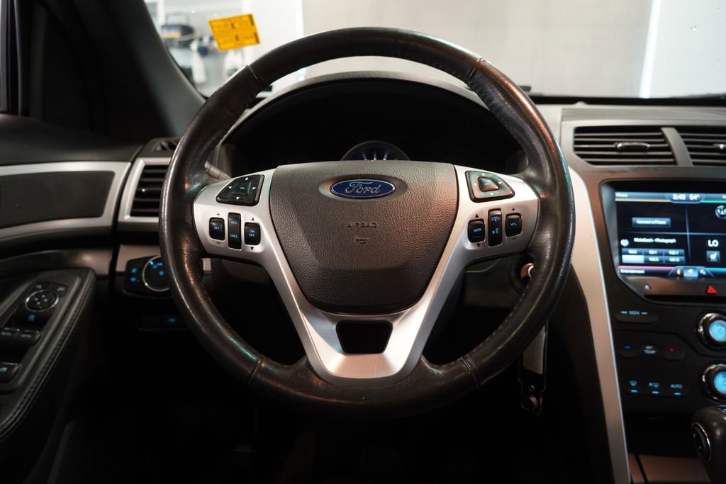 Used 2015 Ford Explorer XLT w/ Equipment Group 202A FWD image 17