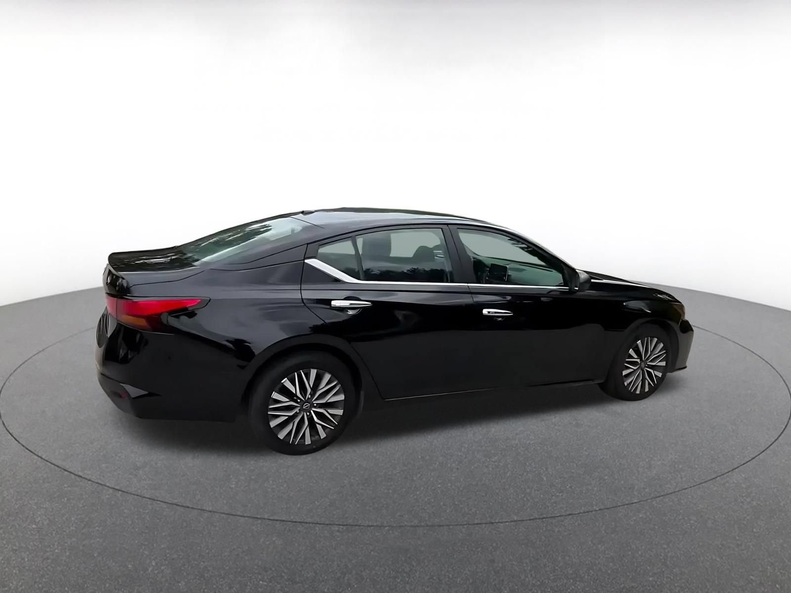 Used 2025 Nissan Altima 2.5 SV FWD image 14