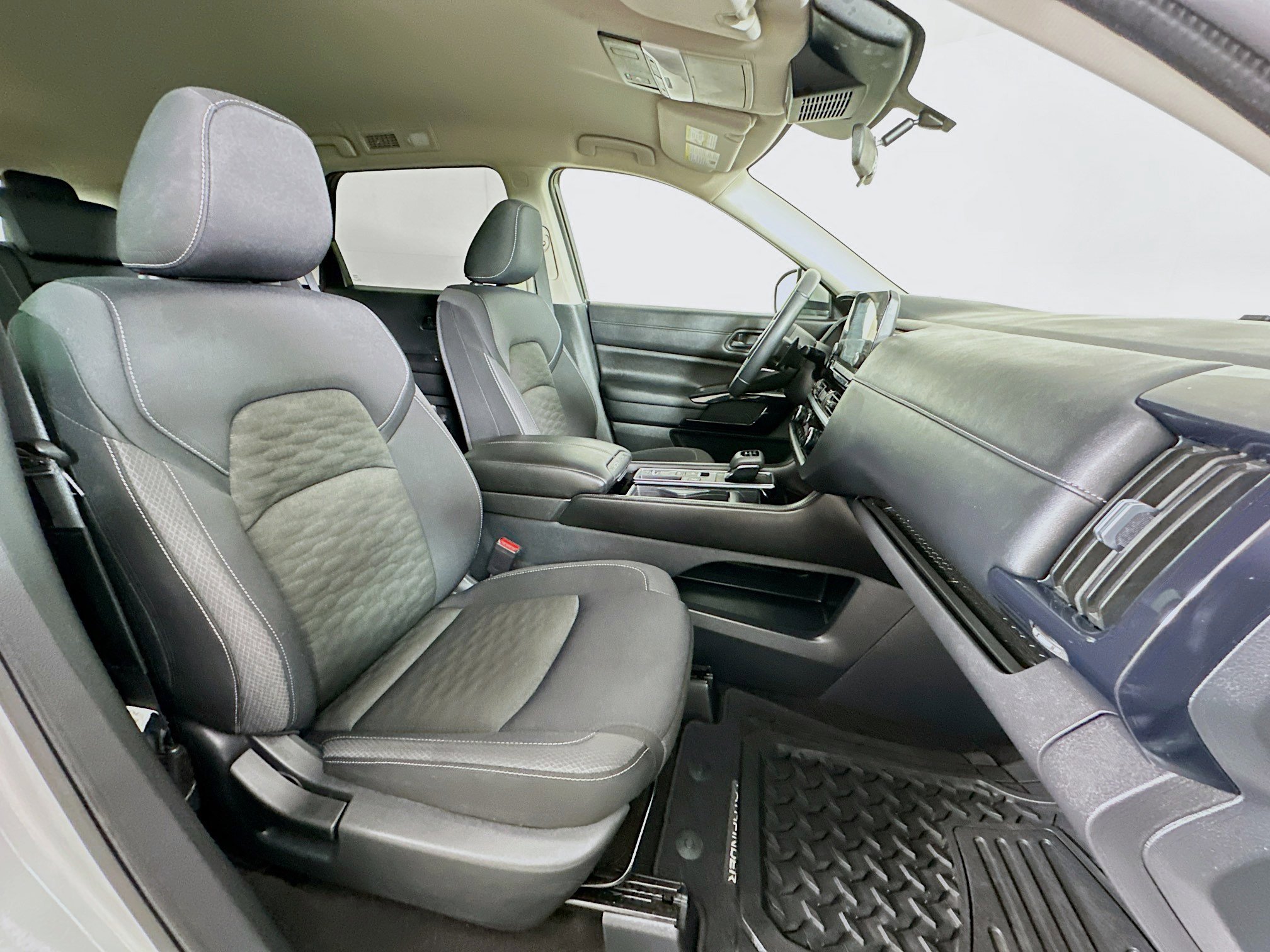 Used 2024 Nissan Pathfinder SV image 31