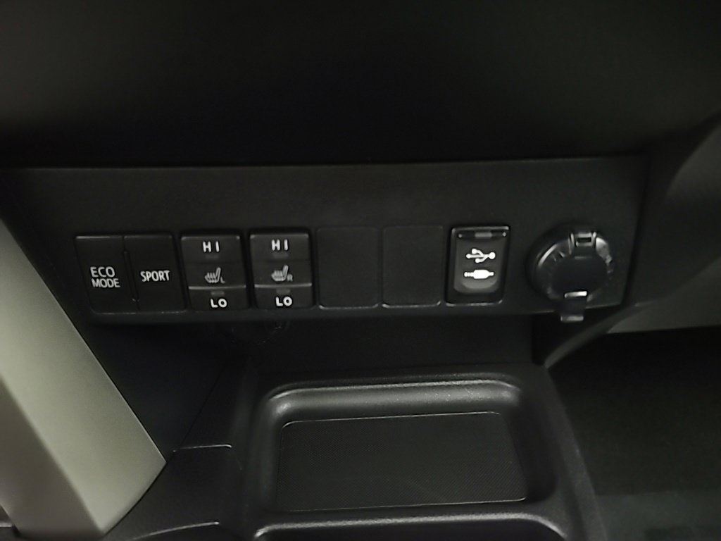 Used 2018 Toyota RAV4 XLE AWD/4WD image 35