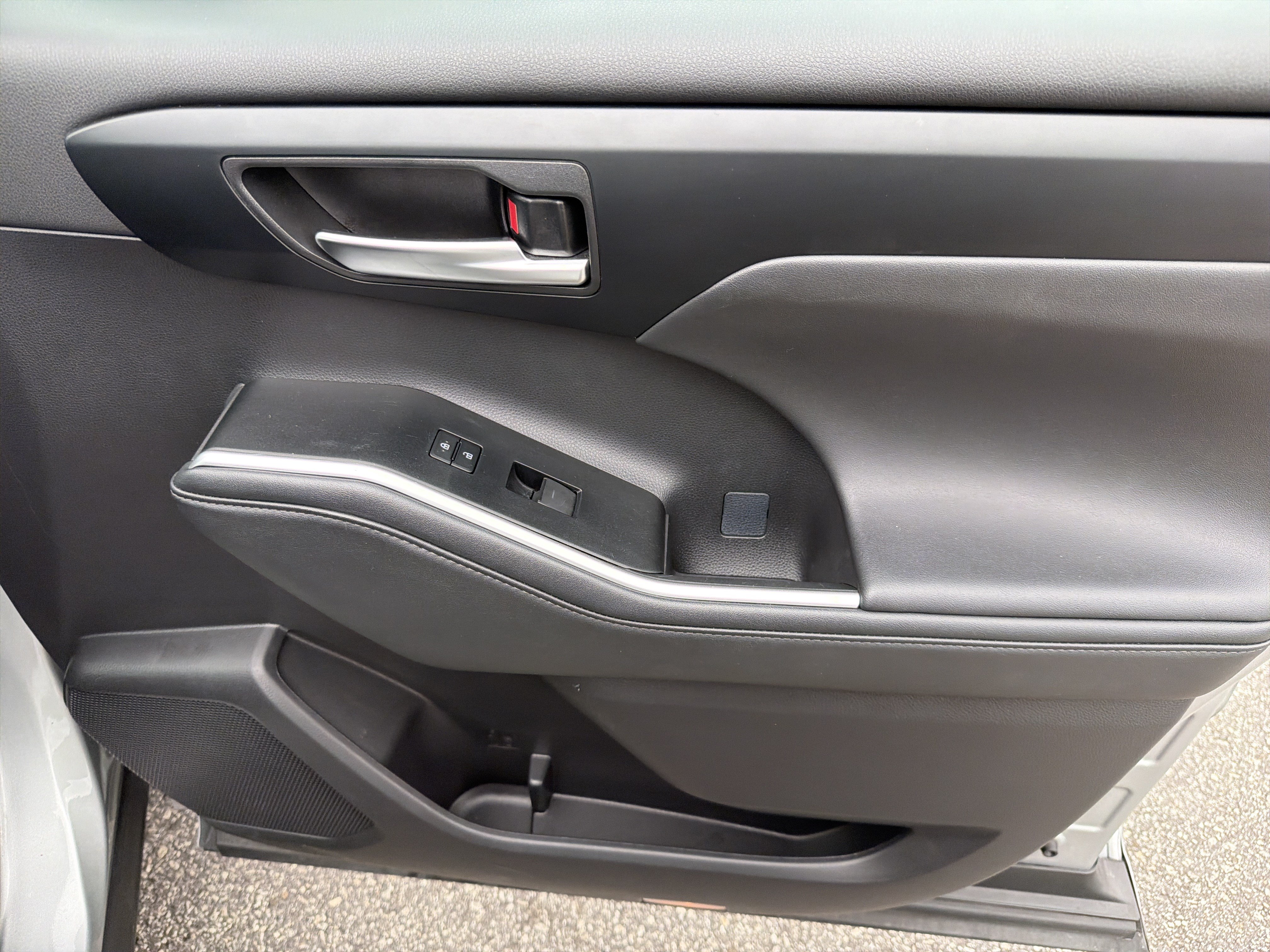 Certified 2025 Toyota Highlander XLE FWD image 27