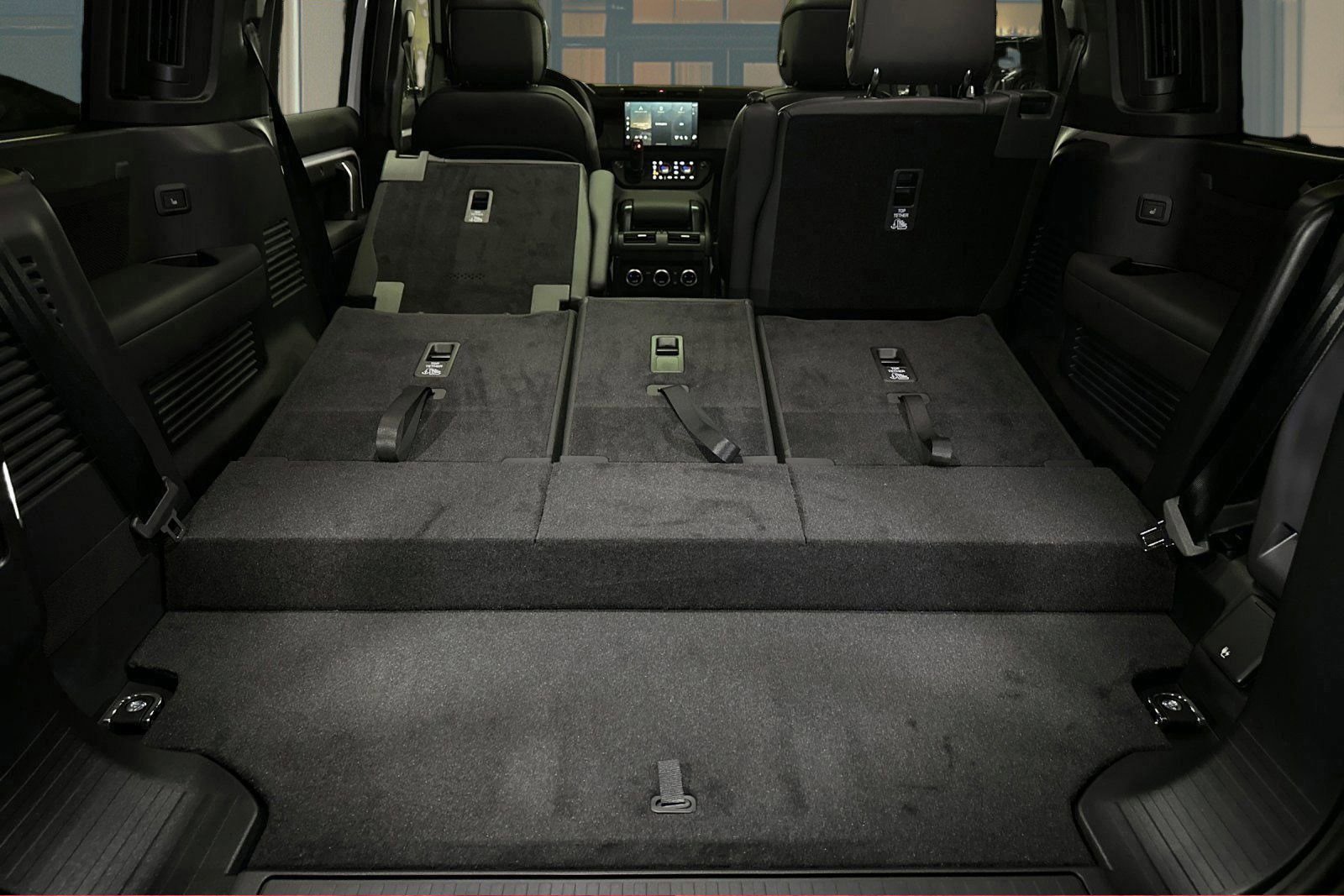New 2025 Land Rover Defender 130 X-Dynamic SE AWD/4WD image 30