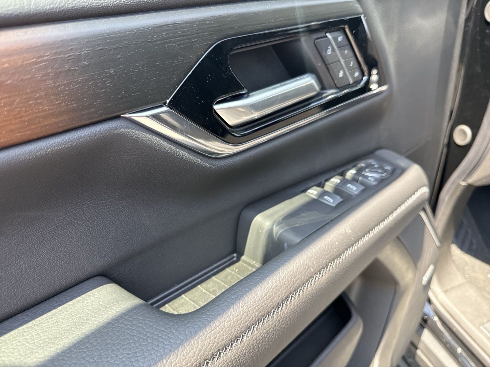 New 2026 GMC Yukon XL Denali w/ Sun & Power Step Package AWD/4WD image 13