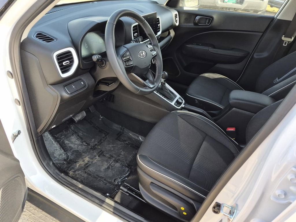 Used 2025 Hyundai Venue Limited image 10
