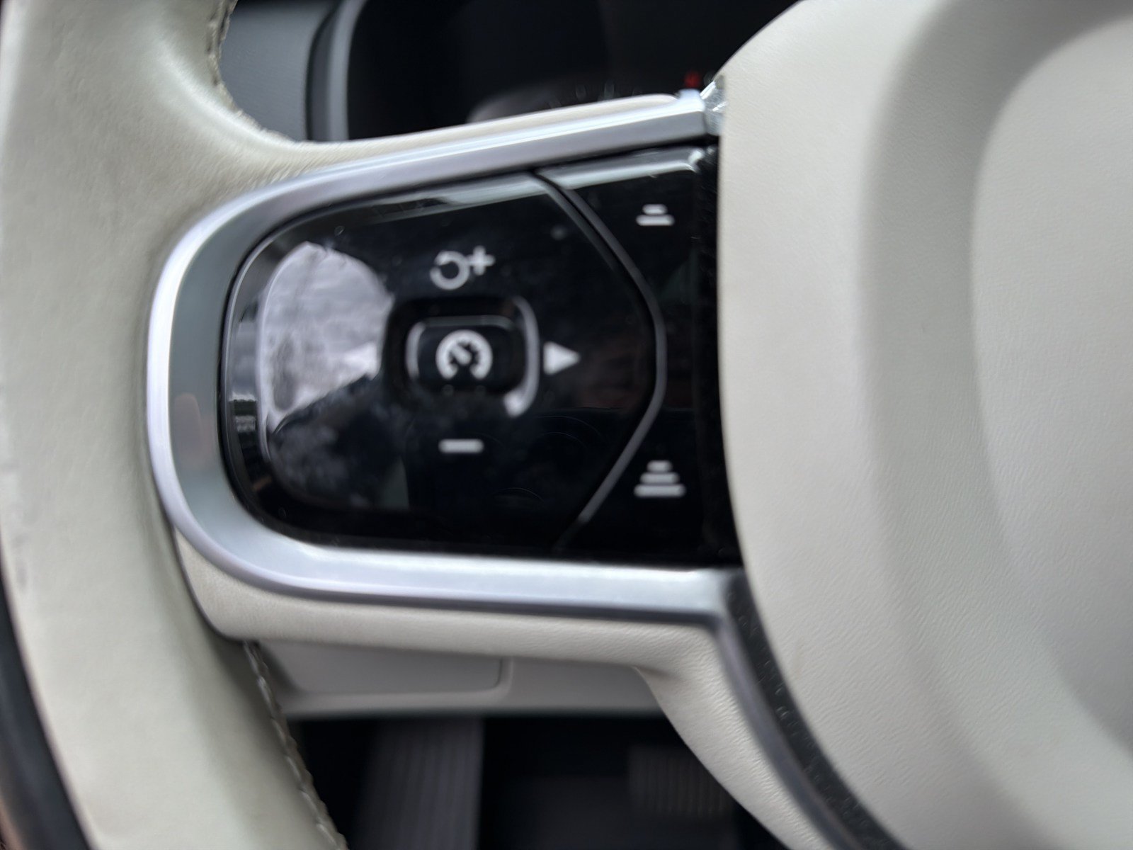 Used 2019 Volvo XC90 T6 Momentum w/ Protection Package AWD/4WD image 20