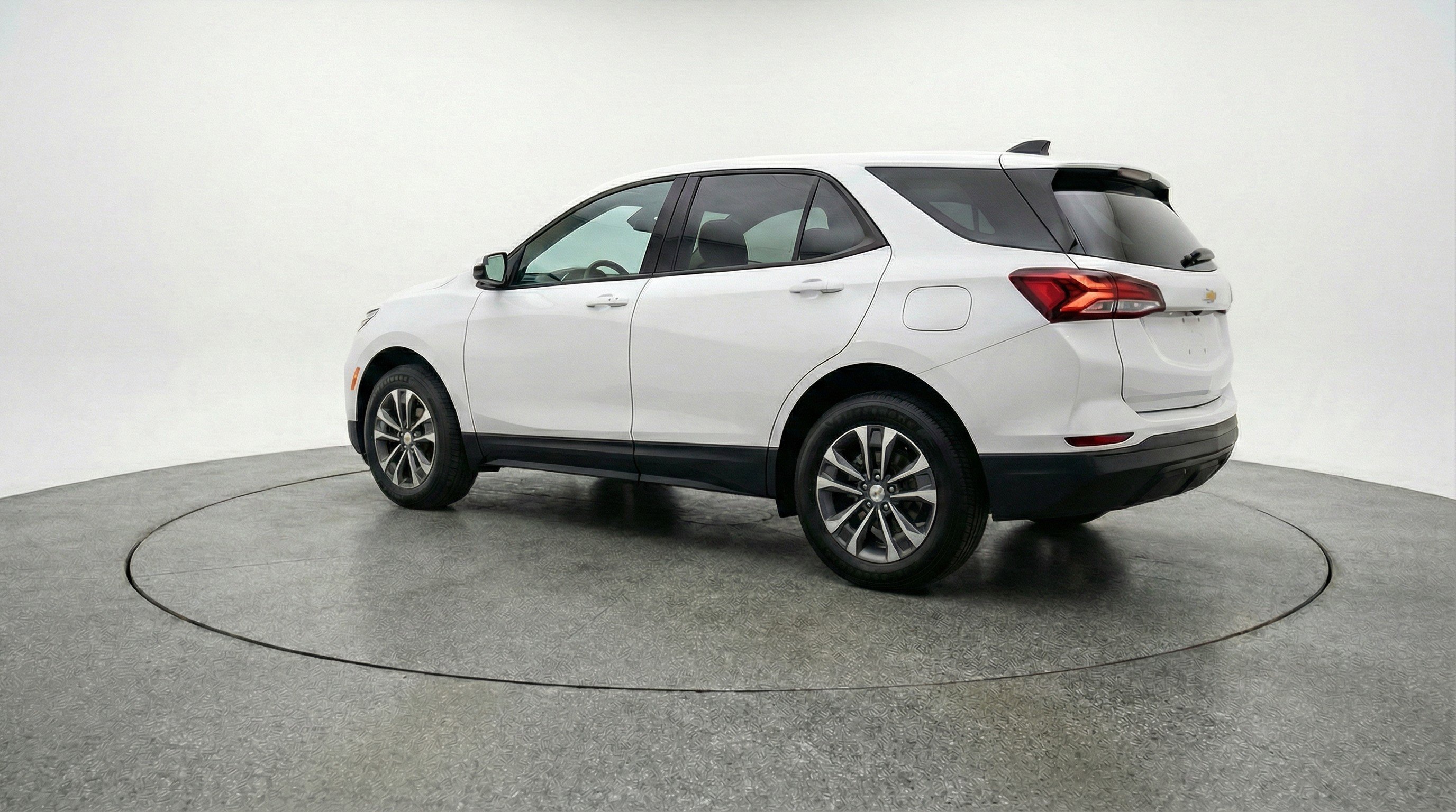 Used 2025 Chevrolet Equinox LT FWD image 6