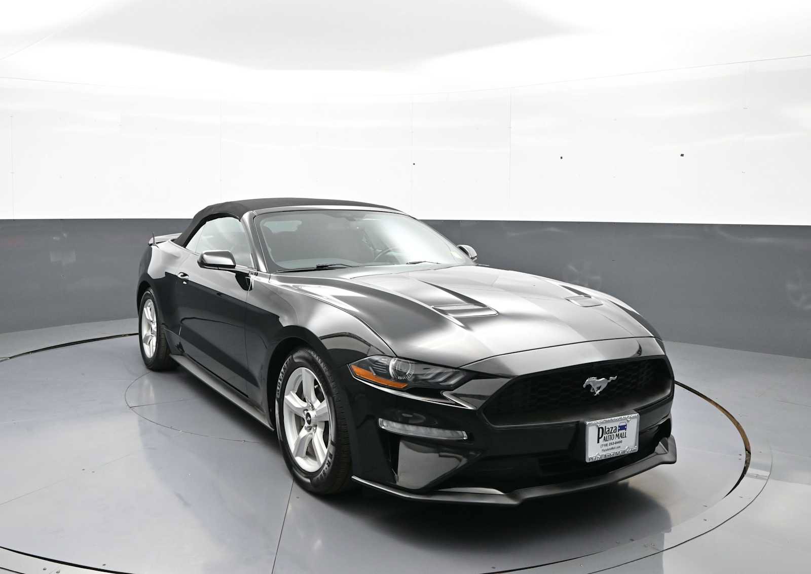 Used 2019 Ford Mustang Convertible RWD image 3