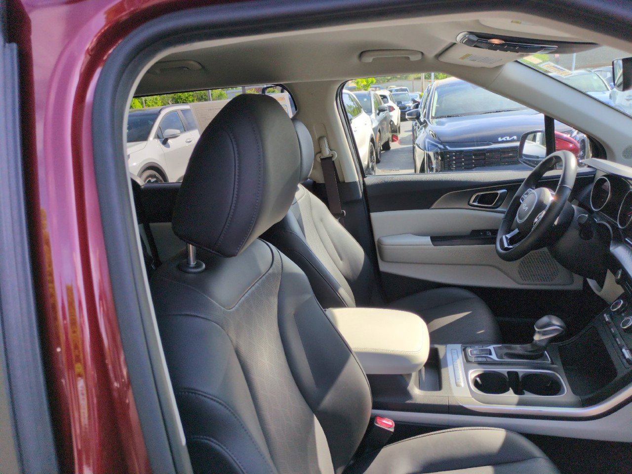 Used 2023 Kia Carnival LX FWD image 44