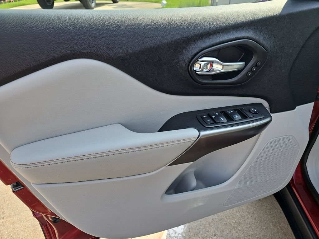 Certified 2021 Jeep Cherokee Limited w/ Elite Package AWD/4WD image 19