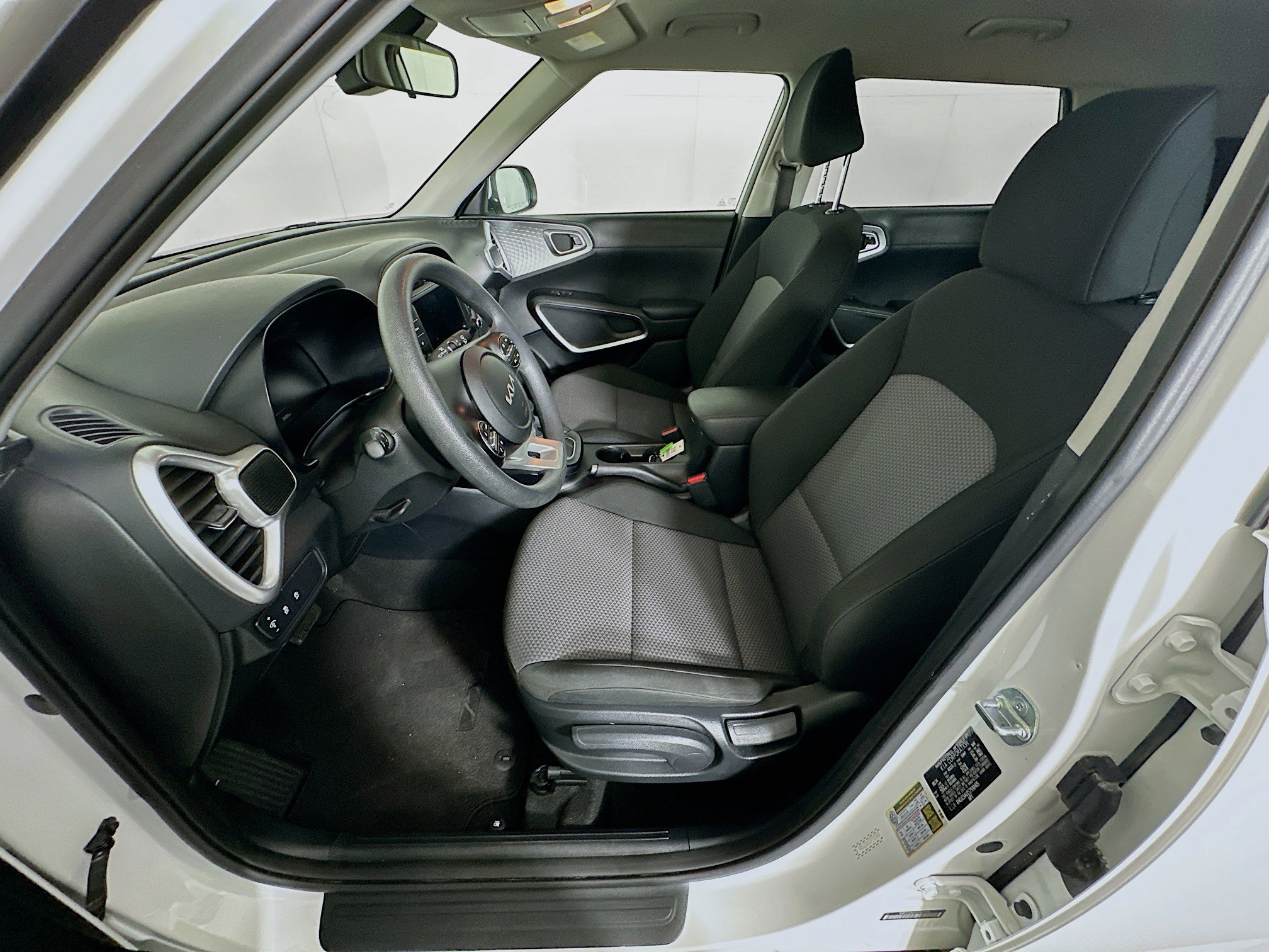 Used 2025 Kia Soul LX w/ LX Technology Package FWD image 13