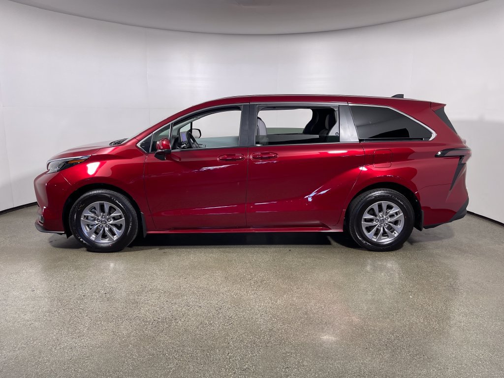 New 2026 Toyota Sienna LE FWD image 6