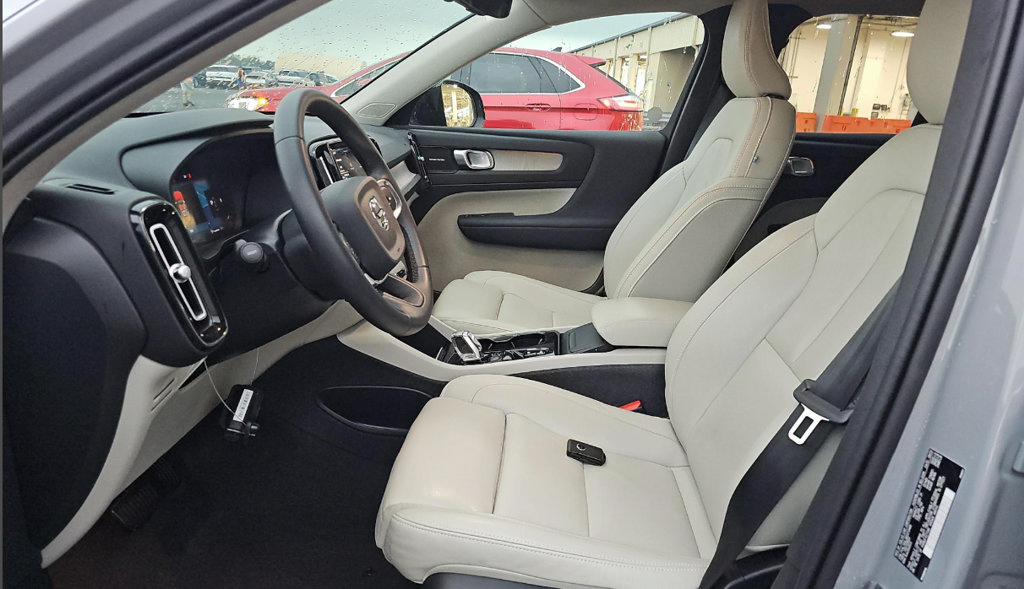 Used 2024 Volvo XC40 B5 Plus w/ Protection Package Premier AWD/4WD image 9