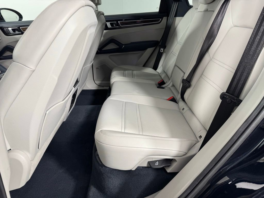 Used 2022 Porsche Cayenne AWD/4WD image 26