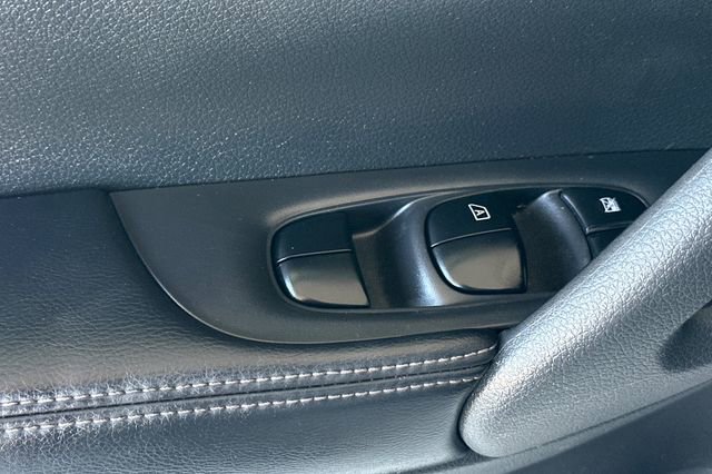 Used 2016 Nissan Rogue SV w/ SV Premium Package image 12