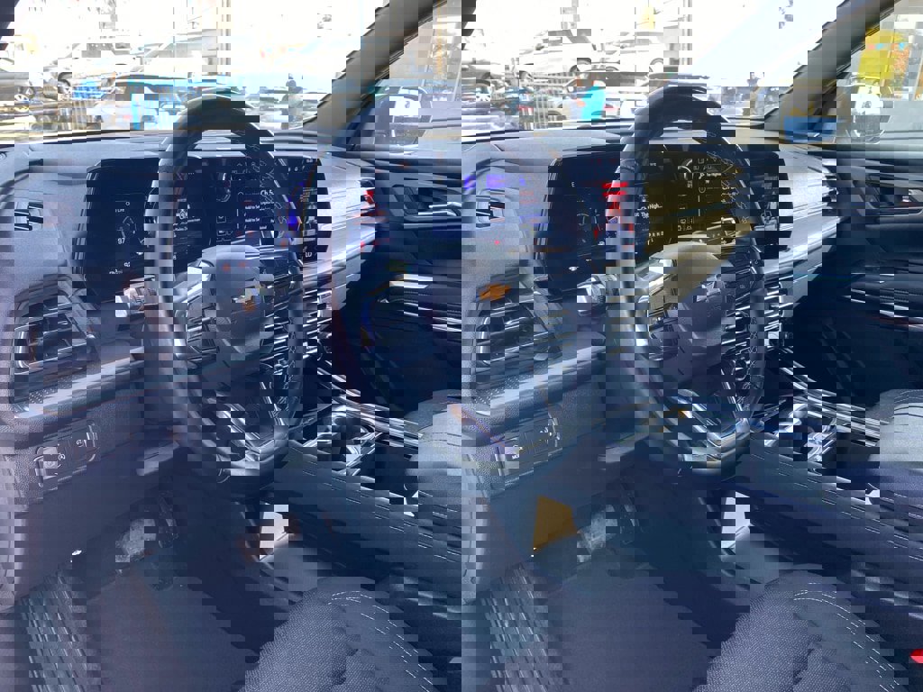 Used 2025 Chevrolet Traverse LT image 32