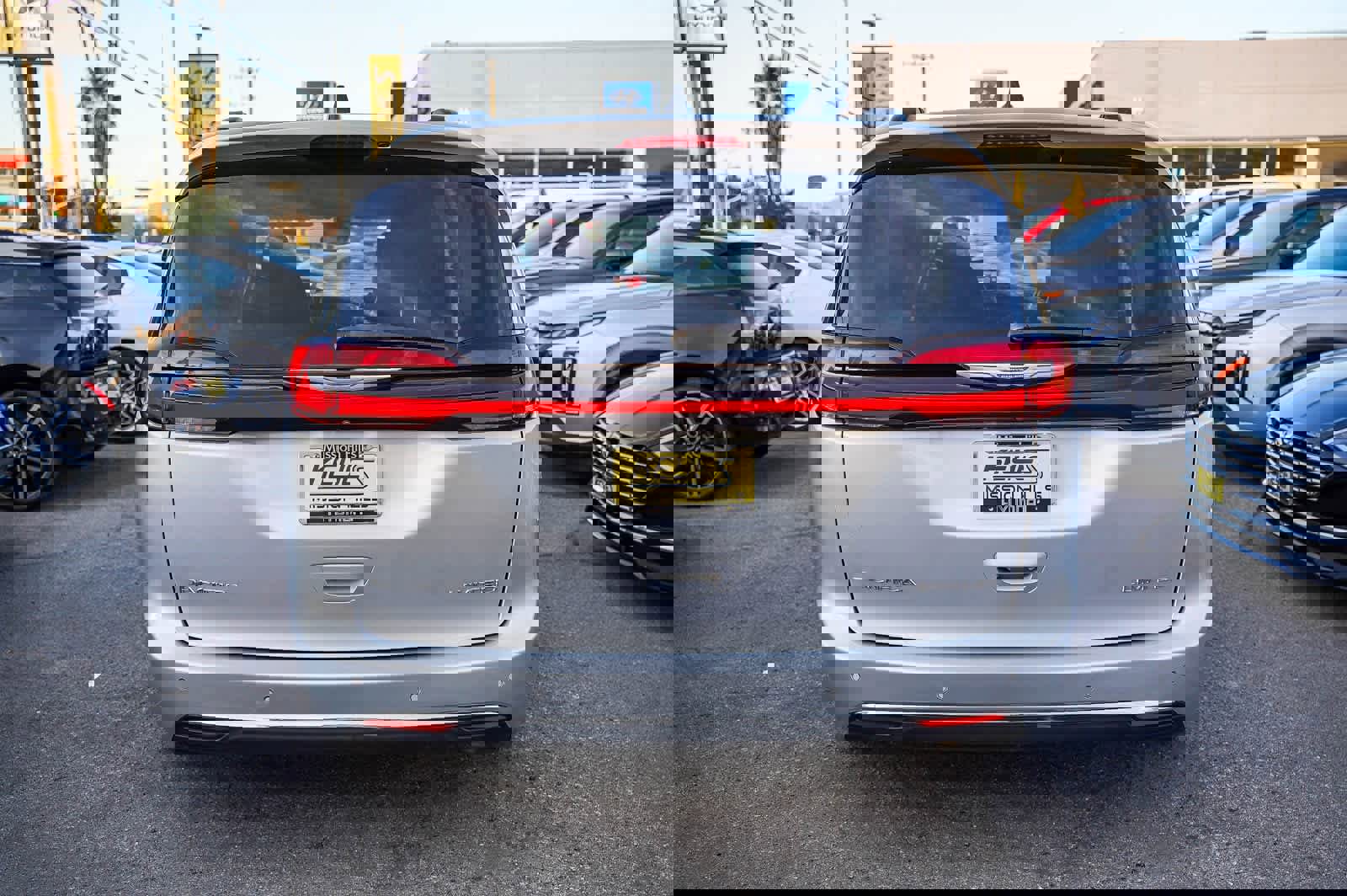 Used 2023 Chrysler Pacifica Limited image 9