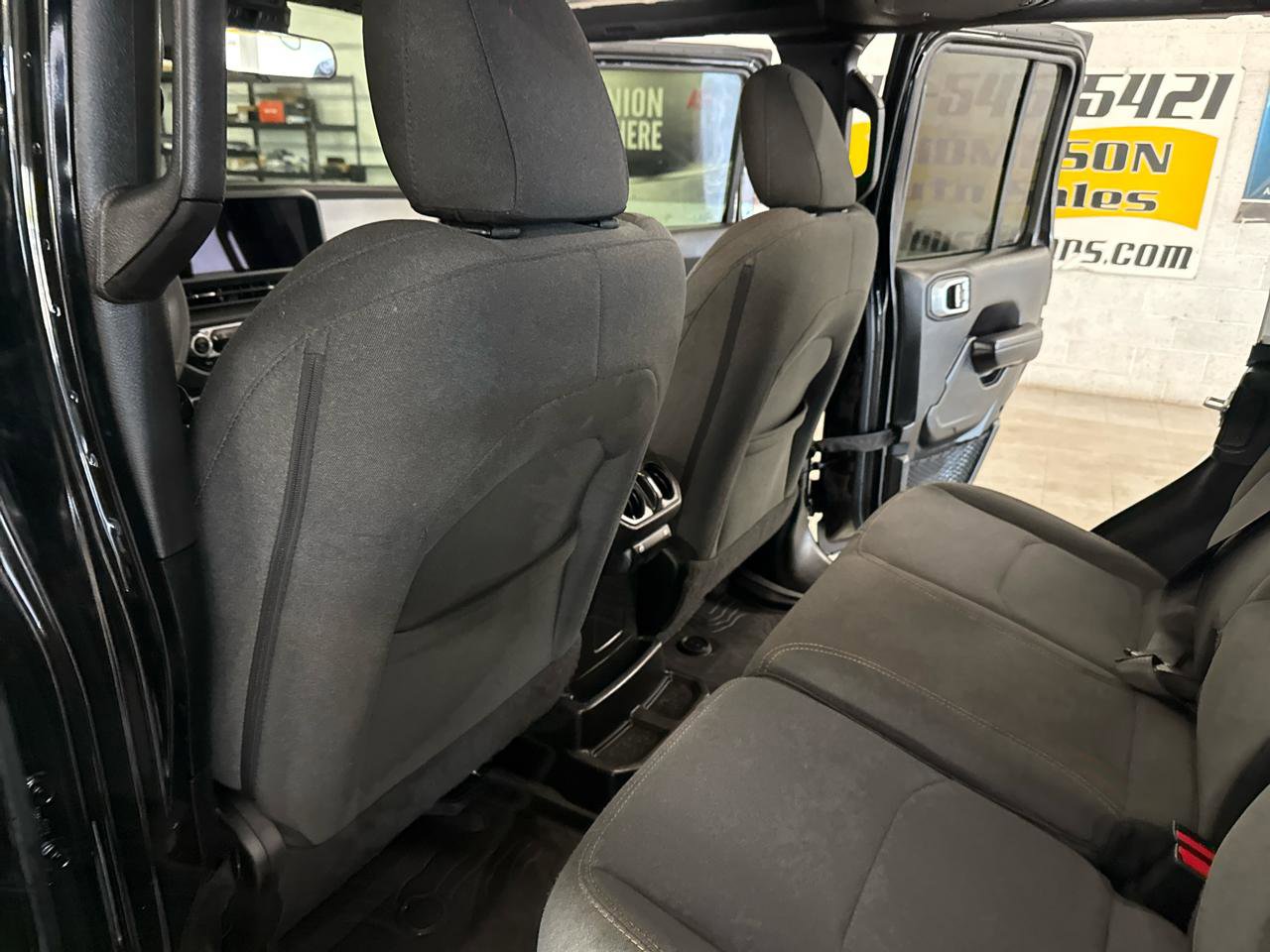 Used 2024 Jeep Wrangler Unlimited image 33