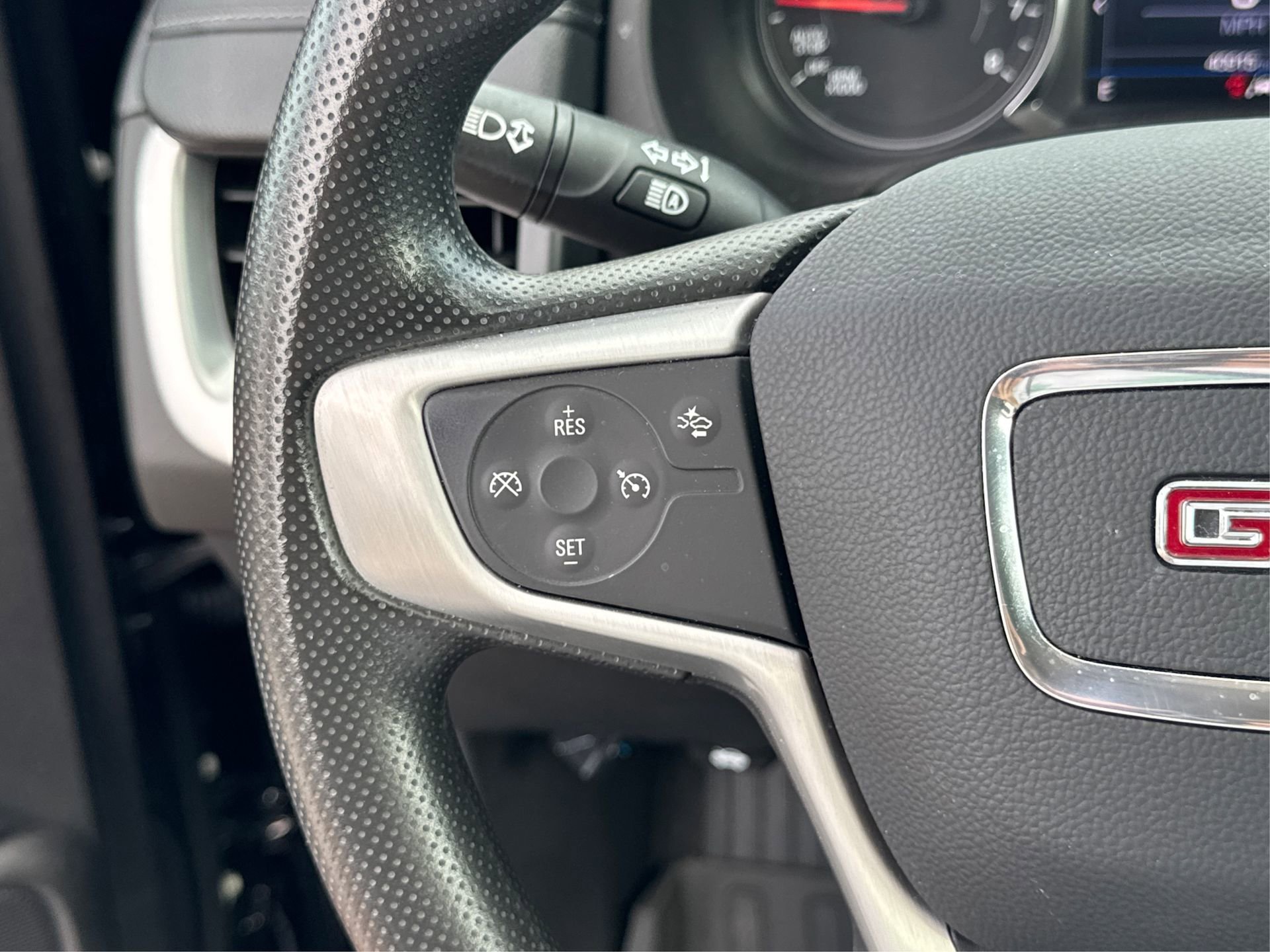 Used 2022 GMC Terrain SLE w/ Elevation Edition image 32