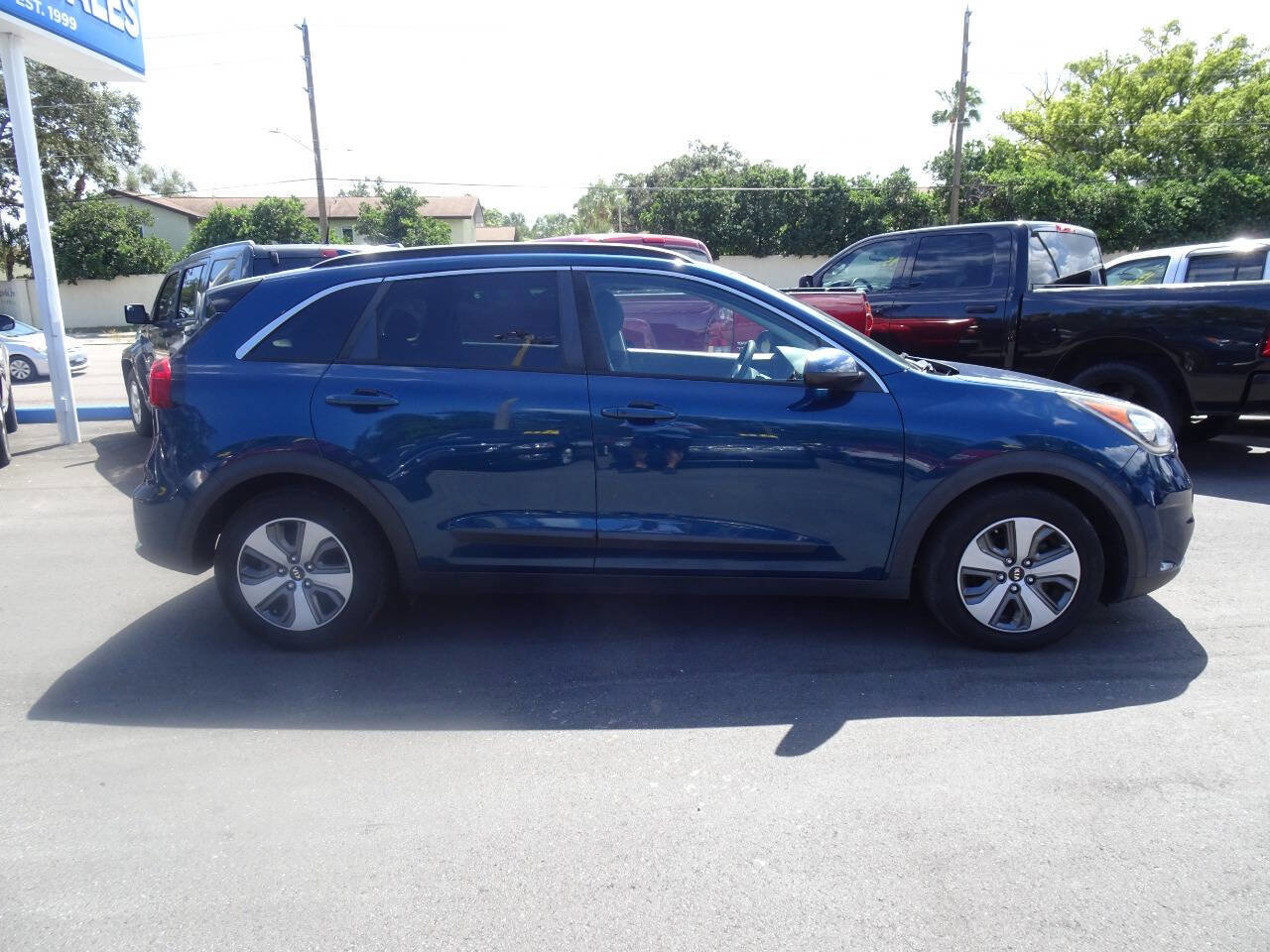 Used 2017 Kia Niro LX image 3