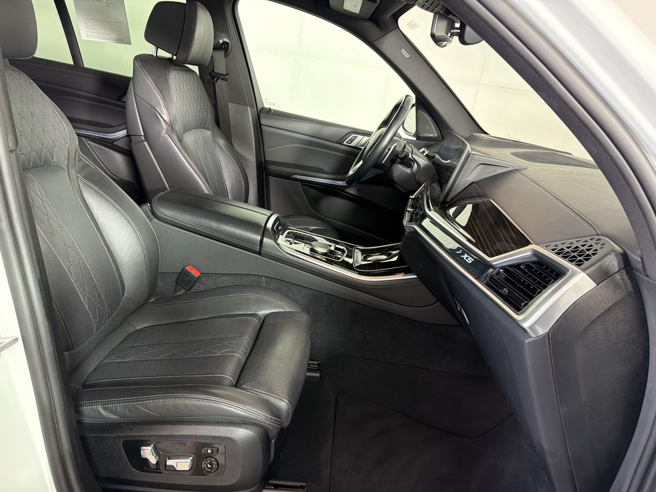 Used 2025 BMW X5 xDrive50e AWD/4WD image 25