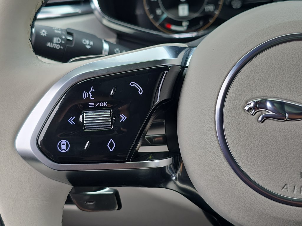 Certified 2025 Jaguar F-PACE R-Dynamic S AWD/4WD image 17