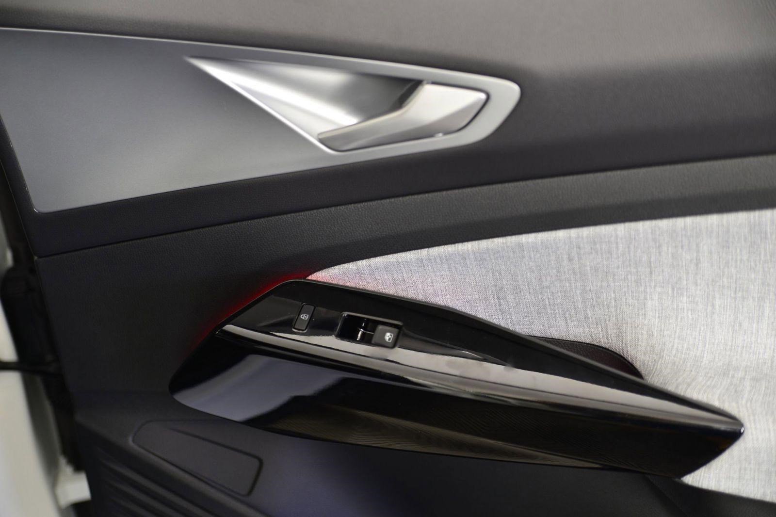 Used 2025 Volkswagen ID.4 Limited image 9