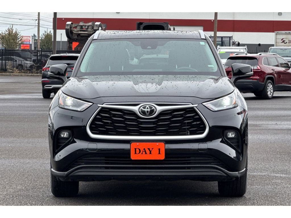 Used 2024 Toyota Highlander XLE image 11