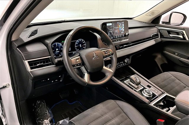 Used 2024 Mitsubishi Outlander SE image 13