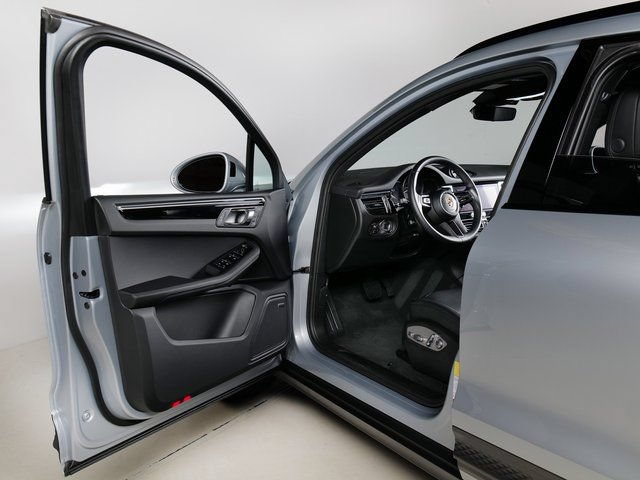 Certified 2026 Porsche Macan AWD/4WD image 28