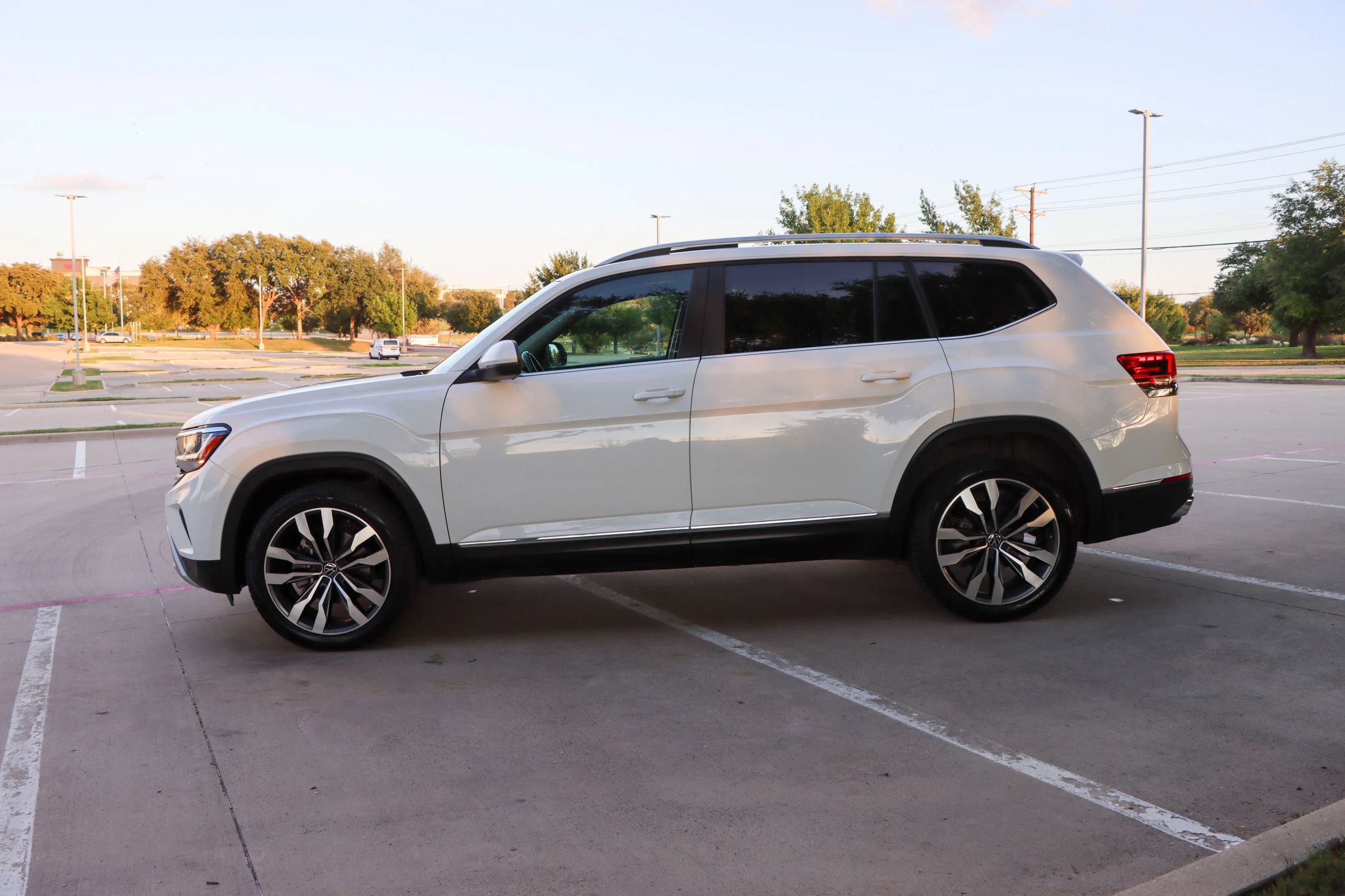 Used 2021 Volkswagen Atlas SEL AWD/4WD image 4