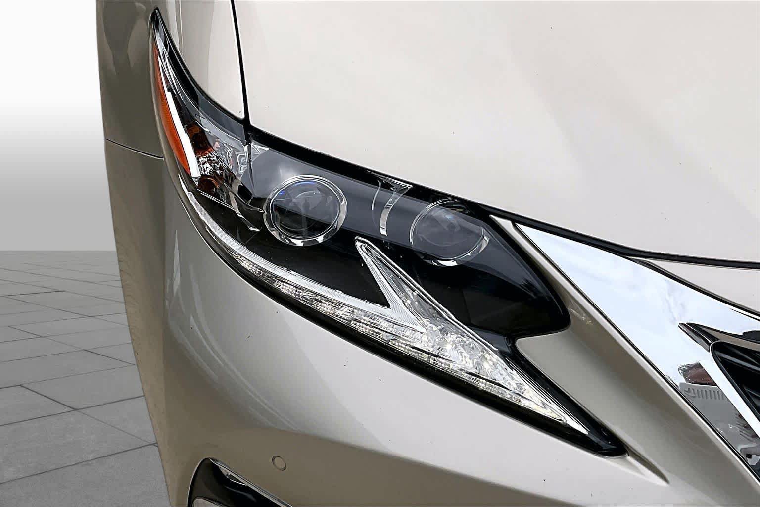 Used 2016 Lexus ES 300h w/ Luxury Package w/Wood Trim FWD image 27