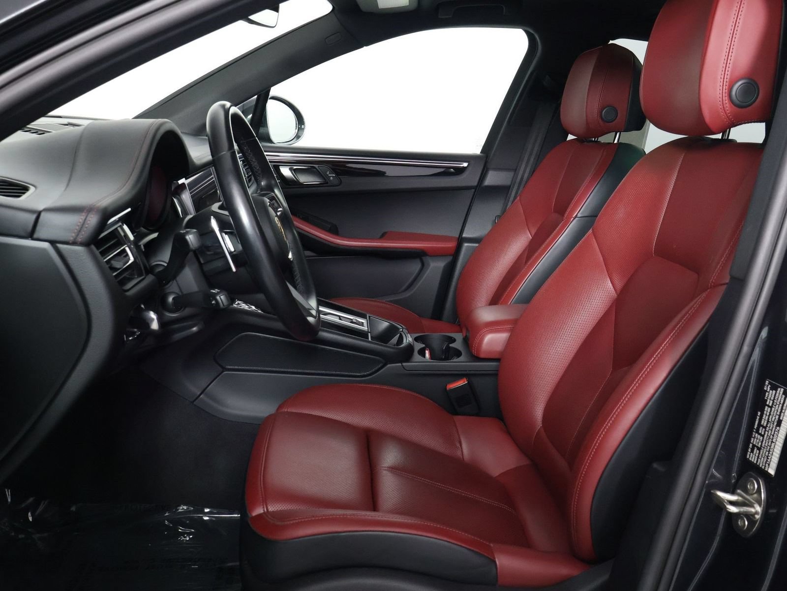 Certified 2024 Porsche Macan AWD/4WD image 5