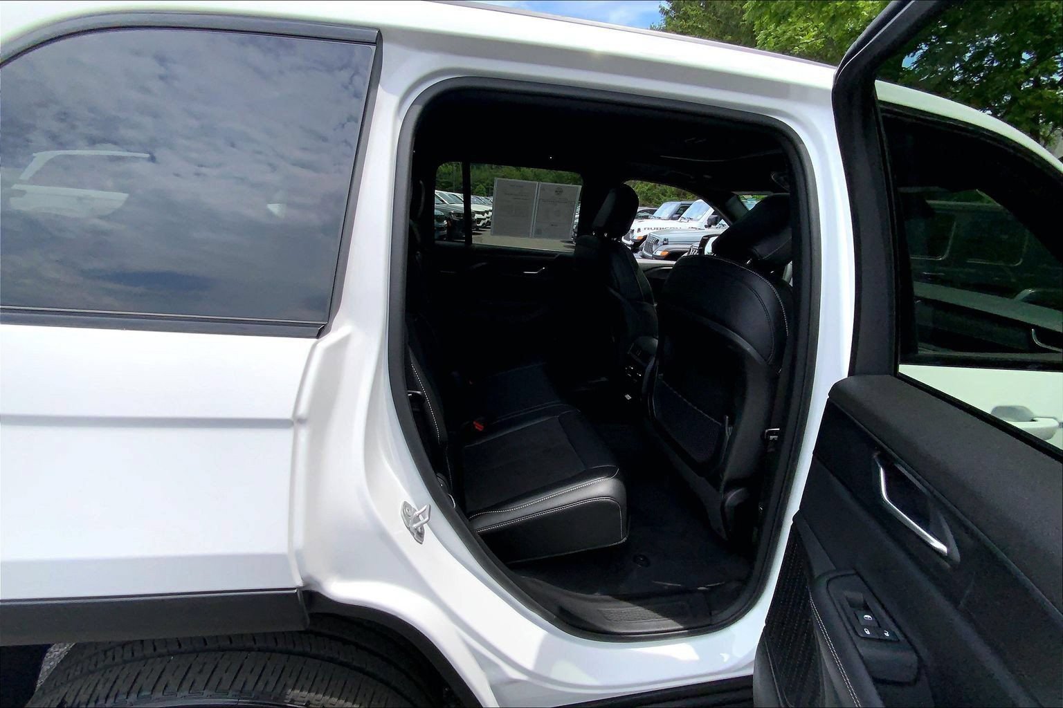 Used 2025 Jeep Grand Cherokee Altitude AWD/4WD image 15