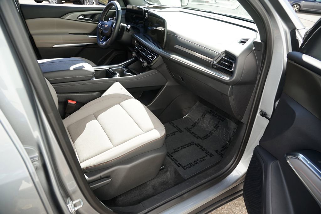 Used 2025 Chevrolet Traverse LT image 31