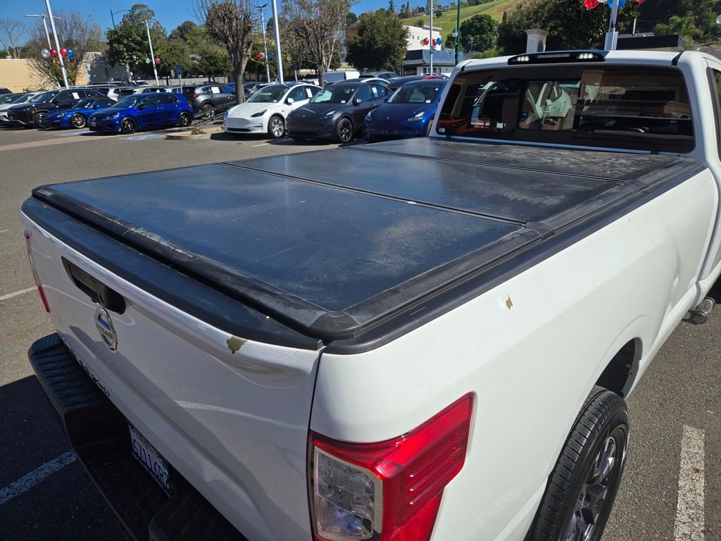 Used 2018 Nissan Titan SV image 11