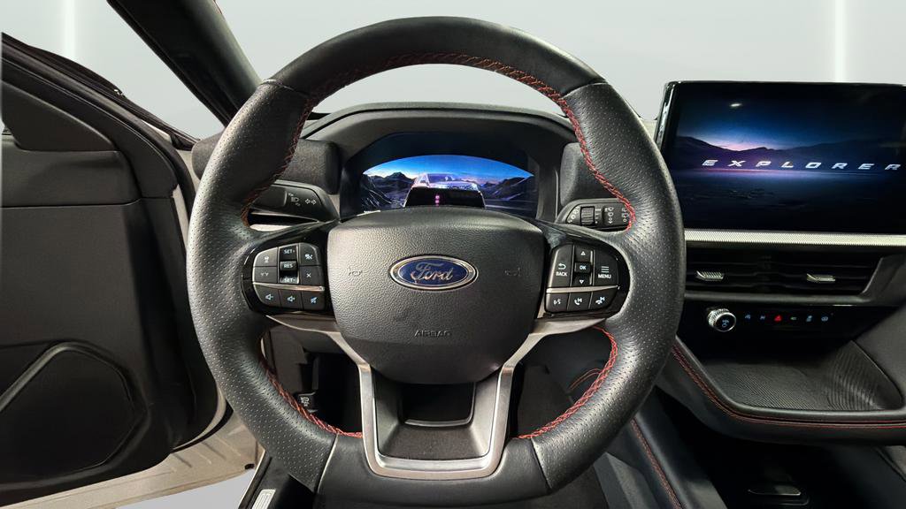 Used 2025 Ford Explorer ST-Line w/ ST-Line Street Pack image 15