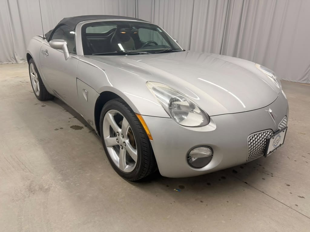 Used 2006 Pontiac Solstice Convertible w/ Premium Package RWD image 2