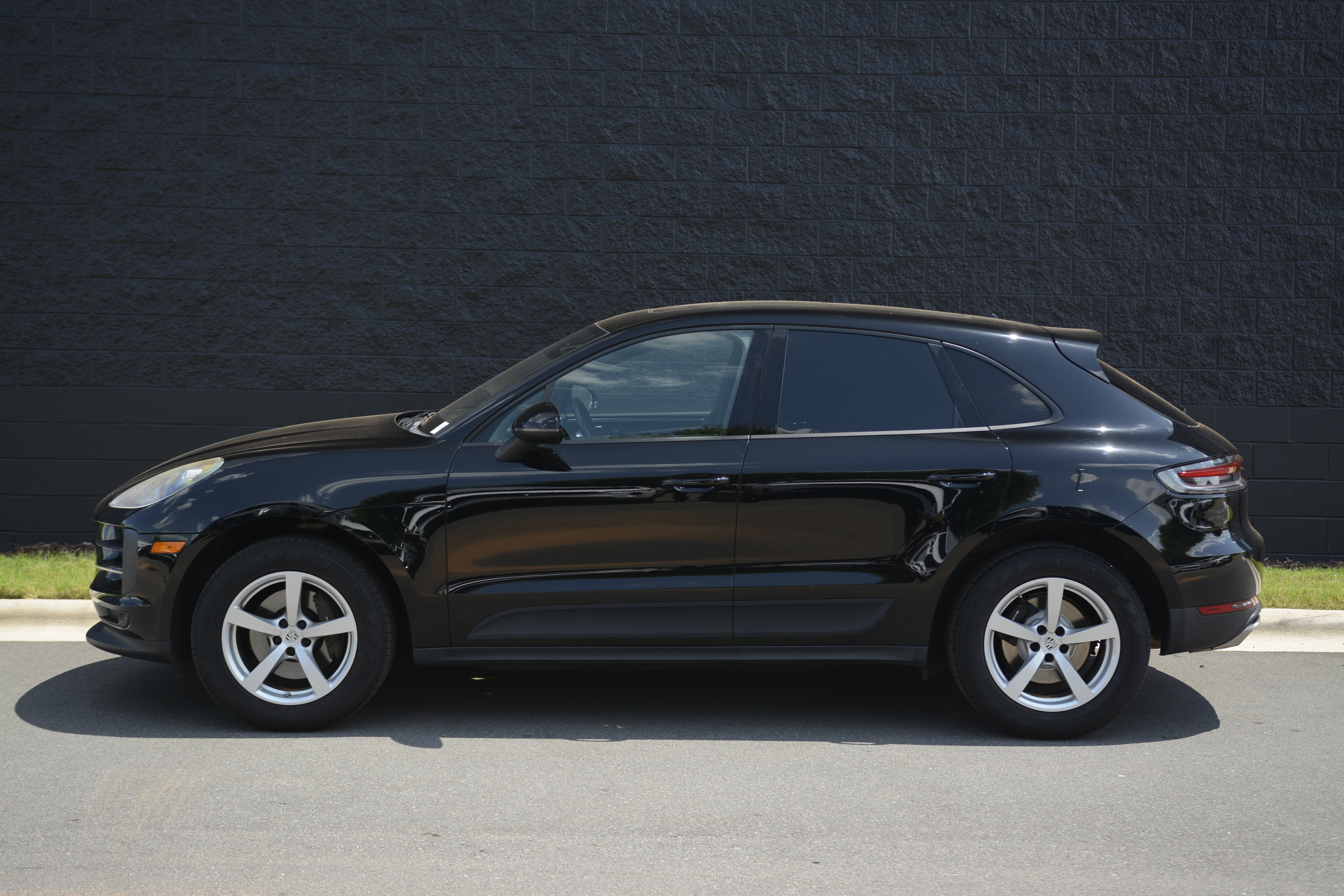 Certified 2019 Porsche Macan AWD/4WD image 2