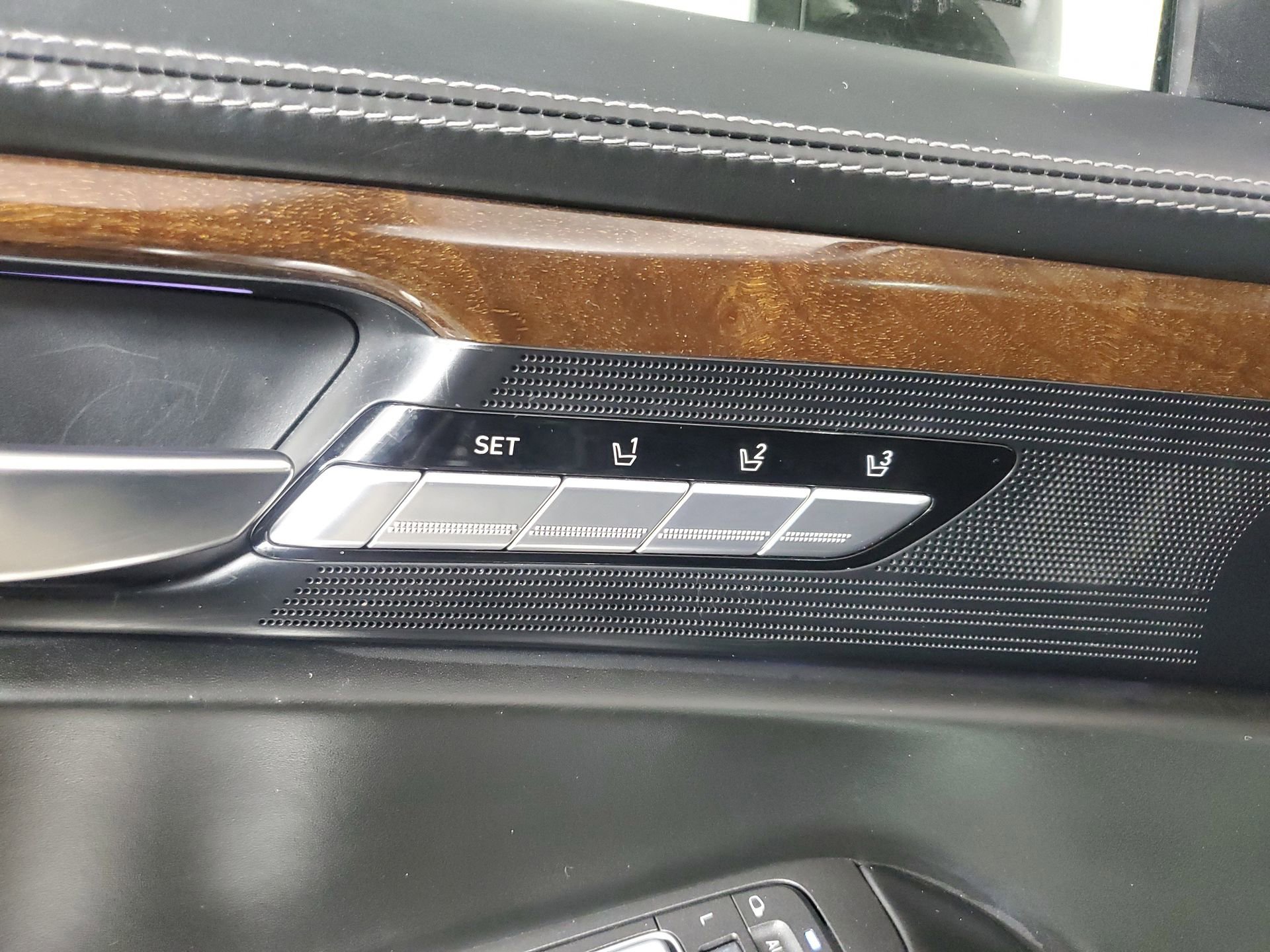 Used 2017 Genesis G90 3.3T Premium image 32