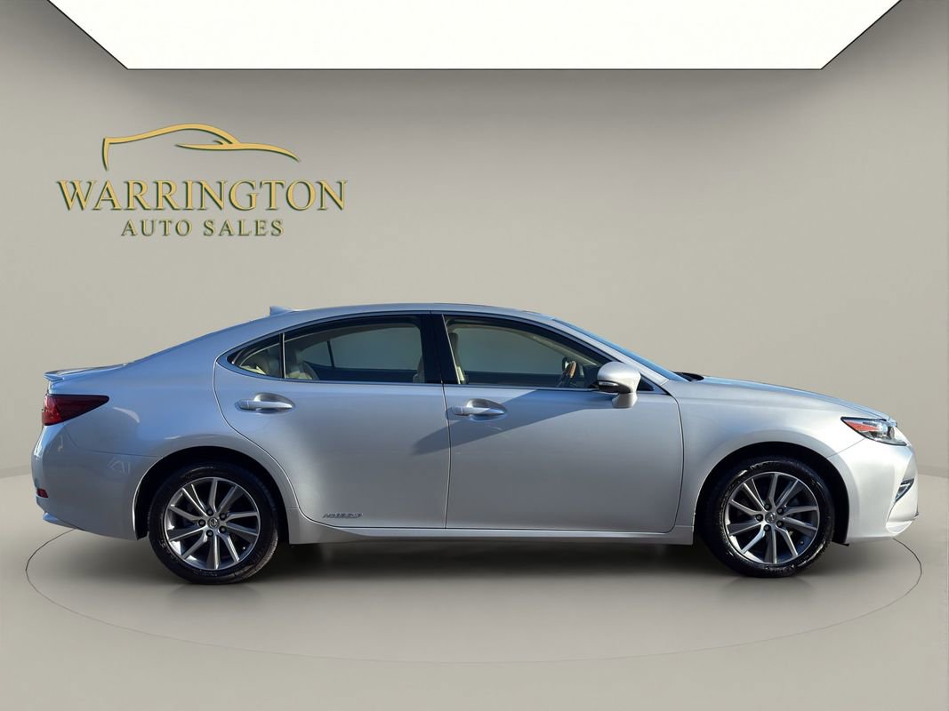 Used 2016 Lexus ES 300h w/ Luxury Package w/Wood Trim image 2