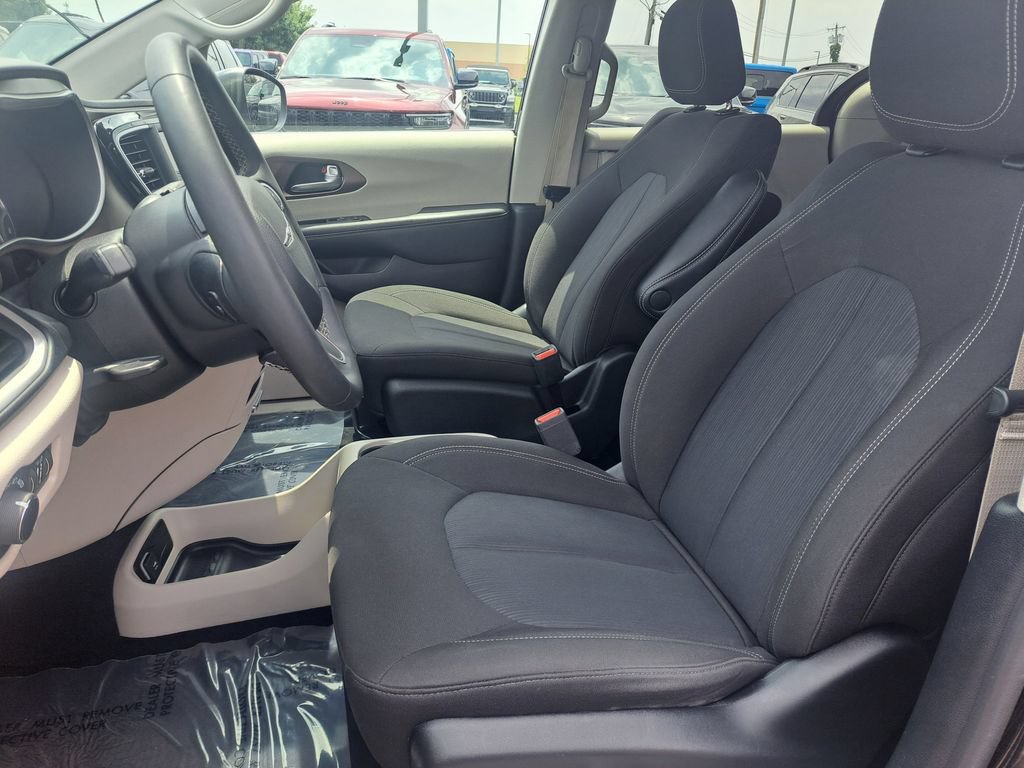 Certified 2023 Chrysler Voyager LX FWD image 25