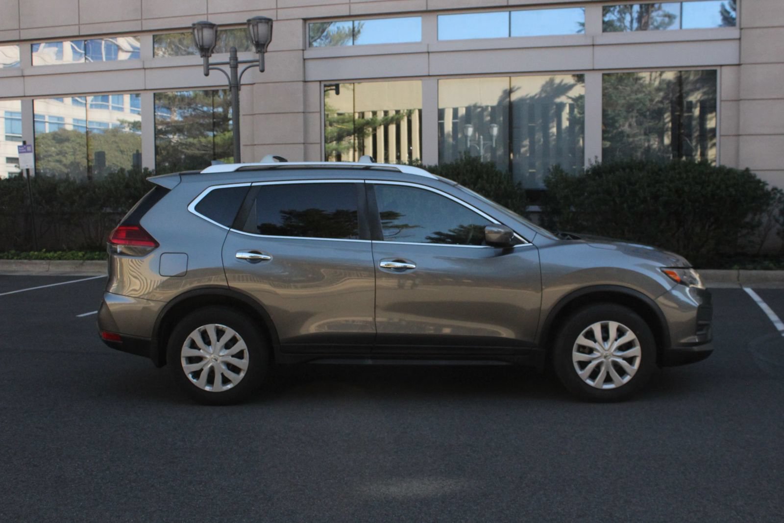Used 2017 Nissan Rogue S w/ S Appearance Package FWD image 6