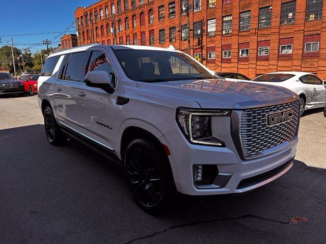 Used 2023 GMC Yukon XL Denali AWD/4WD image 3