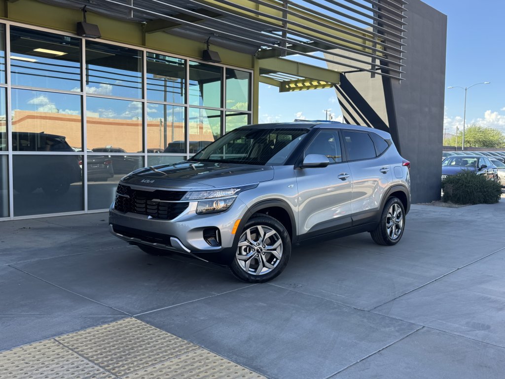 Used 2024 Kia Seltos LX AWD/4WD image 1